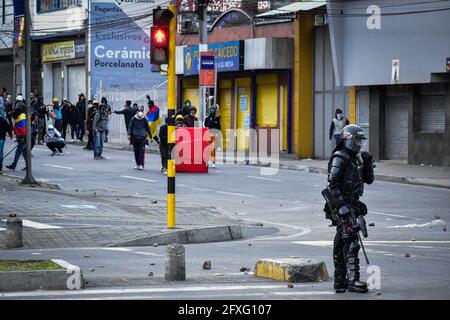 Passo, Colombia. 26 Maggio 2021. Scontri tra i demostratori e la polizia malata colombiana (ESMAD) a Pato, Narino, il 26 maggio 2021, all'inizio della quarta settimana di proteste anti-governative in Colombia, che hanno provocato almeno 40 morti in abusi di polizia di casi di autorità e disordini. Credit: Long Visual Press/Alamy Live News Foto Stock