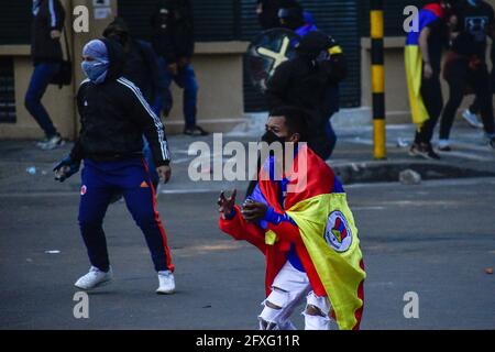 Passo, Colombia. 26 Maggio 2021. I fan dei team partecipano agli scontri tra i manifestanti e la polizia a Pato, Narino, il 26 maggio 2021, all'inizio della quarta settimana di proteste anti-governative in Colombia, che hanno provocato almeno 40 morti in abusi di polizia di casi di autorità e disordini. Credit: Long Visual Press/Alamy Live News Foto Stock