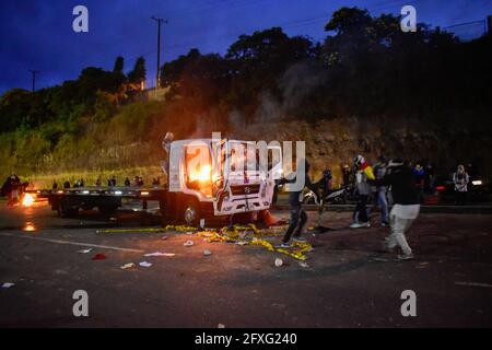 Passo, Narino, Colombia. 26 Maggio 2021. I dimostratori hanno dato fuoco ad un camion di traino a passo, Narino, il 26 maggio 2021, all'inizio della quarta settimana di proteste anti-governative in Colombia, che hanno provocato almeno 40 morti in abusi di polizia di casi di autorità e disordini. Credit: Camilo Erasso/LongVisual/ZUMA Wire/Alamy Live News Foto Stock