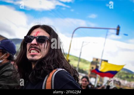 Passo, Narino, Colombia. 26 Maggio 2021. Demostrator partecipa alle marce convocate per il ventinovesimo giorno di sciopero nazionale a Pato, Narino, il 26 maggio 2021, all'inizio della quarta settimana di proteste anti-governative in Colombia, che hanno provocato almeno 40 morti in abusi di polizia di casi di autorità e disordini. Credit: Camilo Erasso/LongVisual/ZUMA Wire/Alamy Live News Foto Stock