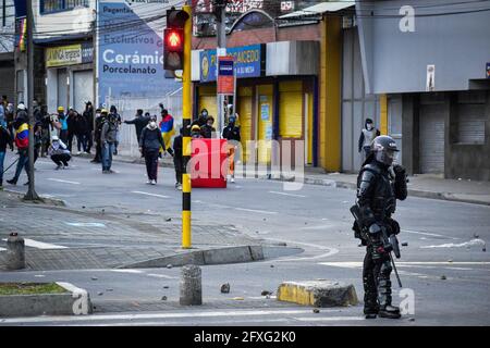 Passo, Narino, Colombia. 26 Maggio 2021. Scontri tra i demostratori e la polizia malata colombiana (ESMAD) a Pato, Narino, il 26 maggio 2021, all'inizio della quarta settimana di proteste anti-governative in Colombia, che hanno provocato almeno 40 morti in abusi di polizia di casi di autorità e disordini. Credit: Camilo Erasso/LongVisual/ZUMA Wire/Alamy Live News Foto Stock