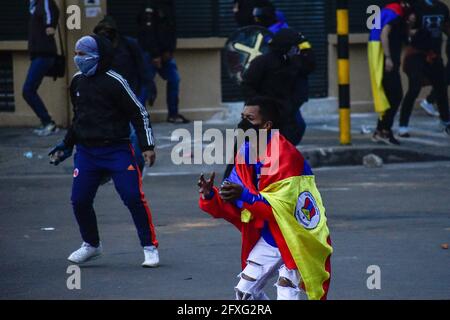 Passo, Narino, Colombia. 26 Maggio 2021. I fan dei team partecipano agli scontri tra i manifestanti e la polizia a Pato, Narino, il 26 maggio 2021, all'inizio della quarta settimana di proteste anti-governative in Colombia, che hanno provocato almeno 40 morti in abusi di polizia di casi di autorità e disordini. Credit: Camilo Erasso/LongVisual/ZUMA Wire/Alamy Live News Foto Stock