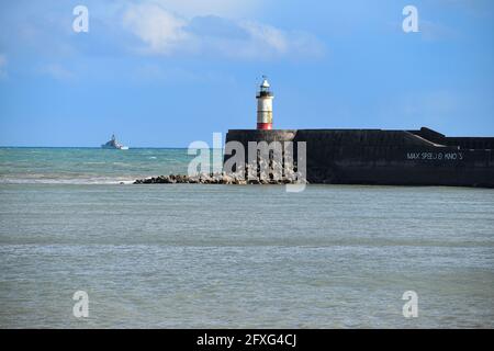 Royal Navy HMS Mersey al largo di Newhaven Harbour Arm Foto Stock