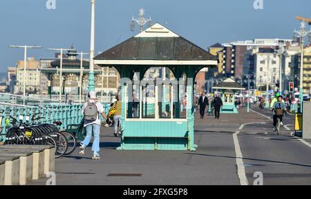 Brighton UK 27 maggio 2021 - una bella mattina lungo il lungomare di Brighton con previsioni meteo più caldo e soleggiato per arrivare oltre il fine settimana delle vacanze in banca nel Regno Unito con temperature previste per raggiungere oltre 20 gradi nel Sud-est: Credit Simon Dack / Alamy Live News Foto Stock