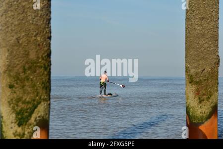 Brighton UK 27 maggio 2021 - un boarder di pagaia di mattina presto gode del sole caldo a Brighton con le previsioni più calde di tempo soleggiato arrivare sopra il fine settimana di festa della banca nel Regno Unito con le temperature previste per raggiungere oltre 20 gradi nel sud-est: Credit Simon Dack / Alamy Live News Foto Stock
