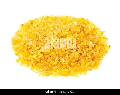 manciata di bulgur crudo (grano surriscaldato) groats primo piano su sfondo bianco Foto Stock