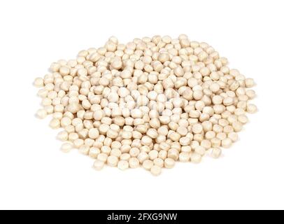 cumulo di ptitim (couscous perlato) non cotti su sfondo bianco Foto Stock