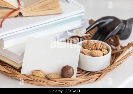 Composizione di dadi e pastiglie per biglietti da visita sul vassoio di vimini Foto Stock