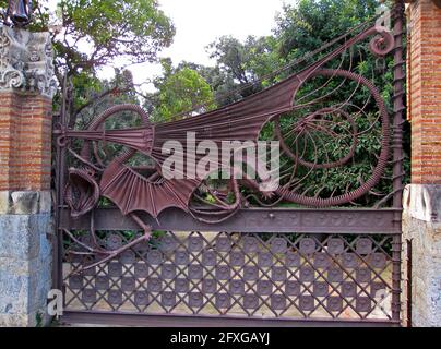 Barcellona: Porta del drago di Gaudi per i Pavellons Güell Foto Stock