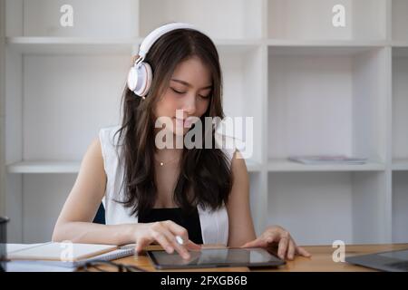 Primo piano dello sviluppatore ux femminile e del progettista ui sull'interfaccia dell'app per telefono cellulare nel salotto di casa.concetto di agenzia di sviluppo digitale creativo. Foto Stock