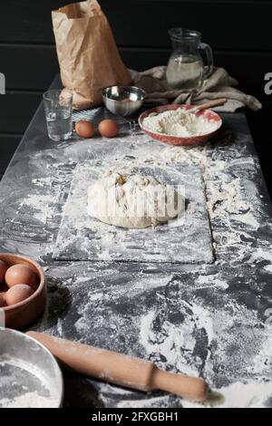 Immagine del tavolo da cucina con uova di farina e altro ingredienti per la cottura Foto Stock