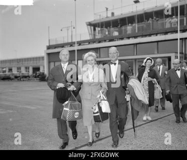 Partenza di 10 sindaci in America. Sulla sinistra, Alderman A. de Roos, sulla destra, C. M. J. H. Hustinx. Tra loro Corrie Oudegeest, membro del parlamento 1956-1963 e moglie di AB de Roos, 12 giugno 1961, CITTADINI, in partenza, I Paesi Bassi, foto agenzia stampa del XX secolo, notizie da ricordare, documentario, fotografia storica 1945-1990, storie visive, Storia umana del XX secolo, che cattura momenti nel tempo Foto Stock