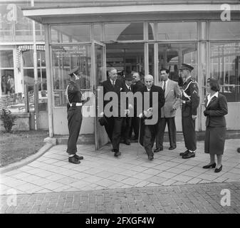 Partenza di Mossadeg dall'aeroporto di Schiphol, 23 giugno 1952, PARTENZA, Paesi Bassi, foto dell'agenzia stampa del XX secolo, notizie da ricordare, documentario, fotografia storica 1945-1990, storie visive, Storia umana del XX secolo, che cattura momenti nel tempo Foto Stock