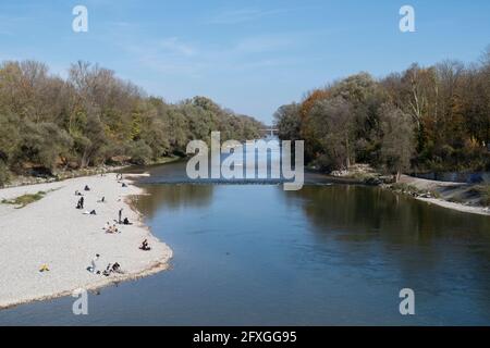 Vista sul fiume Isar Monaco, alta Baviera, Germania Foto Stock