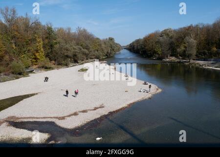 Vista sulla riva del fiume Isar, Monaco, alta Baviera, Germania. Foto Stock