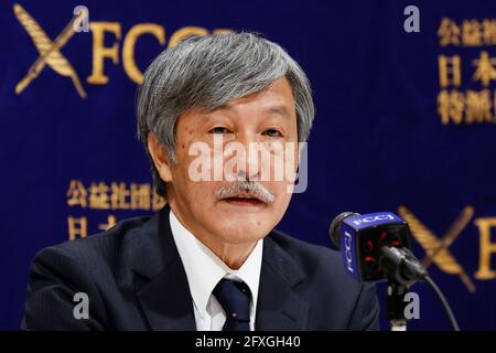 Tokyo, Giappone. 27 maggio 2021. Naoto Ueyama Presidente della Japan Doctors Union parla durante una conferenza stampa al Foreign Corresioned' Club del Giappone. Il capo della Japan Doctor Union ha avvertito di tenere i Giochi Olimpici con persone provenienti da oltre 200 nazioni e territori (atleti e funzionari) questa estate sarà un rischio di fondere un nuovo ceppo di coronavirus nel paese. Credit: Rodrigo Reyes Marin/ZUMA Wire/Alamy Live News Foto Stock