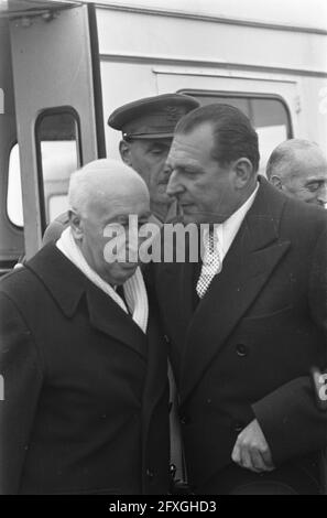 Partenza del Pretender Trono spagnolo Don Juan de Bourbon. Lasciato il duca di Baena (José María Ruiz de Arana y Bauer), ambasciatore spagnolo nei Paesi Bassi, destra Don Juan de Bourbon, conte di Barcellona, 12 novembre 1959, diplomatici, case reali, Paesi Bassi, foto agenzia stampa del XX secolo, notizie da ricordare, documentario, fotografia storica 1945-1990, storie visive, Storia umana del XX secolo, che cattura momenti nel tempo Foto Stock