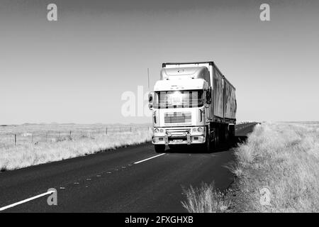 KAROO, SUDAFRICA - 06 gennaio 2021: Karoo, Sudafrica - 17 2019 marzo: Long Haul Overnight Trucking Logistics on a country Highway Road in South Afr Foto Stock