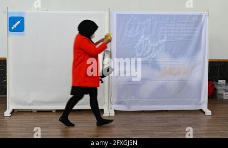 27 maggio 2021, Hessen, Francoforte sul meno: Una donna entra in uno stand di vaccinazione nel centro culturale della moschea Imam Sajad, fondata dagli afgani della zona del Reno-meno nel quartiere di Fechenheim. Per tre giorni consecutivi, quasi 200 persone vengono vaccinate ogni giorno presso il centro culturale da un team mobile di vaccinazione di Malteser Hilfsdienst. La campagna di vaccinazione nella moschea fa parte delle strategie della città di Francoforte per un tasso elevato di vaccinazione. Foto: Arne Dedert/dpa/PISCINA/dpa Foto Stock