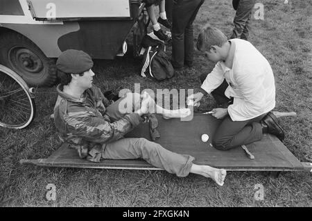 Quattro giorni Marche Nijmegen, 3° giorno; trattamento delle vesciche sul cammino, 20 luglio 1978, BLAREN, VIERDAAGSE, Paesi Bassi, foto agenzia stampa del xx secolo, notizie da ricordare, documentario, fotografia storica 1945-1990, storie visive, Storia umana del XX secolo, che cattura momenti nel tempo Foto Stock