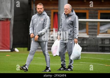 Monaco, Germania. 27 maggio 2021. HANSI FLICK PRONTO A PORTARE LA LEGGENDA BAVARESE HERMANN GERLAND AL DFB. Archivio foto: Da sinistra: Hans Dieter (Hansi) FLICK (Coach FCB), Hermann GERLAND, Coach FC Bayern Monaco. Allenamento finale FC Bayern Monaco prima della partita della Champions League FC Bayern Monaco - Olympiacos FC (Pireo), calcio, su 05.11.2019. Â di credito: dpa/Alamy Live News Foto Stock