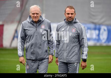 Monaco, Germania. 27 maggio 2021. HANSI FLICK PRONTO A PORTARE LA LEGGENDA BAVARESE HERMANN GERLAND AL DFB. Archivio foto: Da sinistra: Hans Dieter (Hansi) FLICK (Coach FCB), Hermann GERLAND, Coach FC Bayern Monaco. Allenamento finale FC Bayern Monaco prima della partita della Champions League FC Bayern Monaco - Olympiacos FC (Pireo), calcio, su 05.11.2019. Â di credito: dpa/Alamy Live News Foto Stock