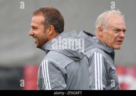 Monaco, Germania. 27 maggio 2021. HANSI FLICK PRONTO A PORTARE LA LEGGENDA BAVARESE HERMANN GERLAND AL DFB. Archivio foto: Da sinistra: Hans Dieter (Hansi) FLICK (Coach FCB), Hermann GERLAND, Coach FC Bayern Monaco. Allenamento finale FC Bayern Monaco prima della partita della Champions League FC Bayern Monaco - Olympiacos FC (Pireo), calcio, su 05.11.2019. Â di credito: dpa/Alamy Live News Foto Stock