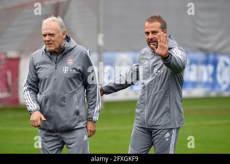 Monaco, Germania. 27 maggio 2021. HANSI FLICK PRONTO A PORTARE LA LEGGENDA BAVARESE HERMANN GERLAND AL DFB. Archivio foto: Da sinistra: Hans Dieter (Hansi) FLICK (Coach FCB), Hermann GERLAND, Coach FC Bayern Monaco. Allenamento finale FC Bayern Monaco prima della partita della Champions League FC Bayern Monaco - Olympiacos FC (Pireo), calcio, su 05.11.2019. Â di credito: dpa/Alamy Live News Foto Stock