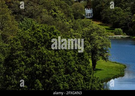 Il tempio gotico di Painthill Park, un giardino paesaggistico del XVIII secolo a Cobham, Surrey. Data immagine: Mercoledì 26 maggio 2021. Foto Stock