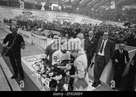 Quarto evento ciclistico di Amsterdam di sei giorni in RAI. Alderman Verhey Firma il colpo di partenza, 11 dicembre 1969, WIELRENNEN, Paesi Bassi, foto agenzia stampa del xx secolo, notizie da ricordare, documentario, fotografia storica 1945-1990, storie visive, Storia umana del XX secolo, che cattura momenti nel tempo Foto Stock