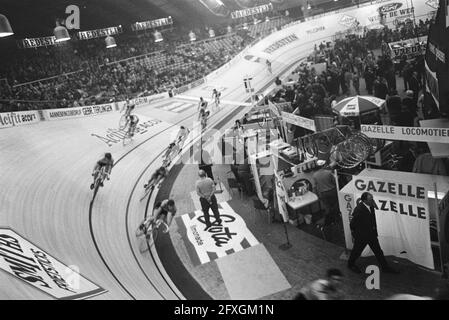 Quarto evento ciclistico di Amsterdam di sei giorni al RAI. Alderman Verhey scarica la pistola di partenza, 11 dicembre 1969, WIELRENNEN, Paesi Bassi, foto agenzia stampa del xx secolo, notizie da ricordare, documentario, fotografia storica 1945-1990, storie visive, Storia umana del XX secolo, che cattura momenti nel tempo Foto Stock