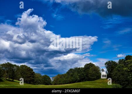 Il tempio gotico a Painthill Park, un giardino paesaggistico del 18 ° secolo a Cobham, Surrey. Data immagine: Mercoledì 26 maggio 2021. Foto Stock