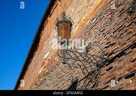 Lanterna su un vecchio muro di mattoni. Frammento del Cremlino di Kolomna. Kolomna, Russia. Foto Stock
