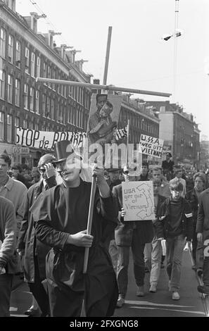 Dimostrazione del Vietnam, i dimostranti in cammino, 20 maggio 1967, DIMOSTRAZIONI, Paesi Bassi, foto agenzia stampa del xx secolo, notizie da ricordare, documentario, fotografia storica 1945-1990, storie visive, Storia umana del XX secolo, che cattura momenti nel tempo Foto Stock