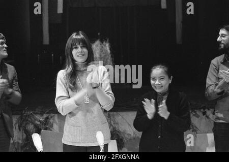 Vietnam-manifestazione nel centro culturale De Lindenberg a Nijmegen frequentato da a.o. Jane fonda, Jane fonda (l) e la Sig.ra Pham Thi Minh, 18 gennaio 1975, attivisti, attrici, star del cinema, Manifestazioni, Paesi Bassi, foto agenzia stampa del XX secolo, notizie da ricordare, documentario, fotografia storica 1945-1990, storie visive, Storia umana del XX secolo, che cattura momenti nel tempo Foto Stock