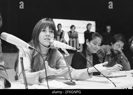 Vietnam manifestazione nel centro culturale De Lindenberg a Nijmegen frequentato da a.o. Jane fonda, Jane fonda (l) e la Sig.ra Pham Thi Minh, 18 gennaio 1975, attivisti, attrici, Stelle del cinema, manifestazioni, Paesi Bassi, foto agenzia stampa del XX secolo, notizie da ricordare, documentario, fotografia storica 1945-1990, storie visive, Storia umana del XX secolo, che cattura momenti nel tempo Foto Stock