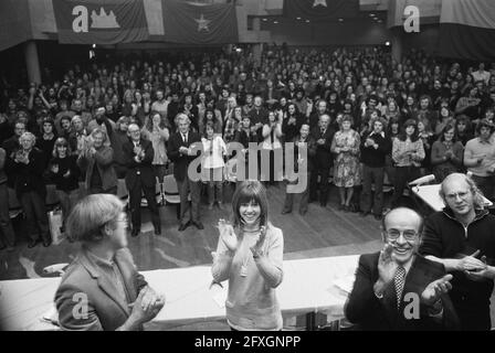 Vietnam manifestazione nel centro culturale De Lindenberg a Nijmegen frequentato da a.o. Jane fonda; Jane fonda con pubblico, 18 gennaio 1975, attivisti, attrici, Stelle del cinema, manifestazioni, Paesi Bassi, foto agenzia stampa del XX secolo, notizie da ricordare, documentario, fotografia storica 1945-1990, storie visive, Storia umana del XX secolo, che cattura momenti nel tempo Foto Stock