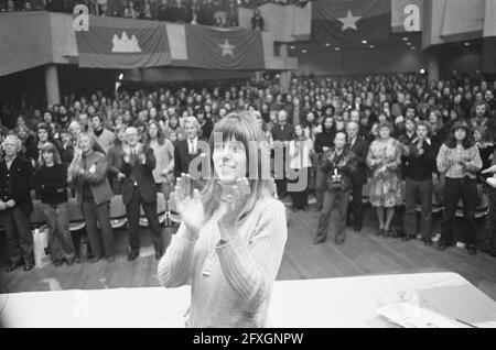 Vietnam manifestazione nel centro culturale De Lindenberg a Nijmegen frequentato da a.o. Jane fonda, 18 gennaio 1975, attivisti, attrici, Stelle del cinema, manifestazioni, Paesi Bassi, foto agenzia stampa del XX secolo, notizie da ricordare, documentario, fotografia storica 1945-1990, storie visive, Storia umana del XX secolo, che cattura momenti nel tempo Foto Stock