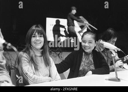 Vietnam manifestazione nel centro culturale De Lindenberg a Nijmegen frequentato da a.o. Jane fonda, Jane fonda (l) e la Sig.ra Pham Thi Minh, 18 gennaio 1975, attivisti, attrici, Stelle del cinema, manifestazioni, Paesi Bassi, foto agenzia stampa del XX secolo, notizie da ricordare, documentario, fotografia storica 1945-1990, storie visive, Storia umana del XX secolo, che cattura momenti nel tempo Foto Stock