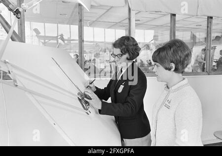 Quindicesimo Concorso internazionale di professione a Utrecht, a sinistra Miss E. Gildemeester (tavola da disegno), a destra Miss R. Hotz (Germania), 20 giugno 1966, professioni, concorsi, I Paesi Bassi, foto agenzia stampa del XX secolo, notizie da ricordare, documentario, fotografia storica 1945-1990, storie visive, Storia umana del XX secolo, che cattura momenti nel tempo Foto Stock