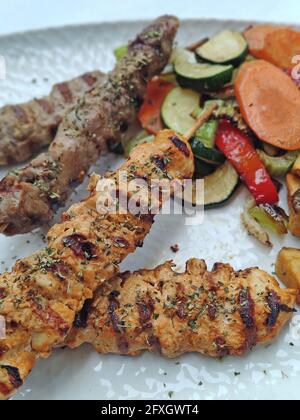 Cibo greco tradizionale con carne e verdure in piatto blu cucina alla moda sfondo moderno stampe di alta qualità Foto Stock