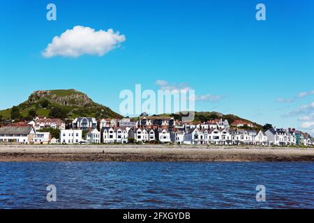 Deganwy è una piccola città del Galles del Nord. Si trova sulla Penisola di Creuddyn vicino all'estuario di Conwy. Resti del Castello di Deganwy si trova sulla collina dietro. Foto Stock