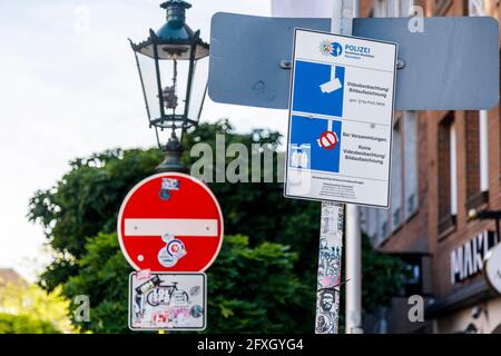 Cartello informativo della polizia, videosorveglianza nella città vecchia Foto Stock