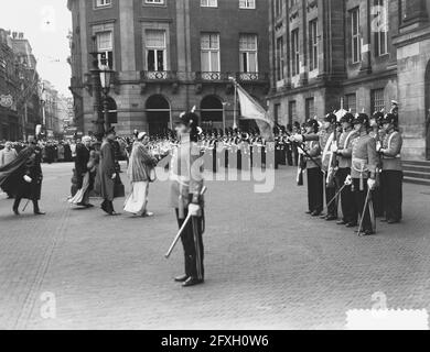 La regina Juliana e il principe Bernhard arrivano al palazzo, 22 gennaio 1952, ricevimenti di Capodanno, Paesi Bassi, foto agenzia stampa del xx secolo, notizie da ricordare, documentario, fotografia storica 1945-1990, storie visive, Storia umana del XX secolo, che cattura momenti nel tempo Foto Stock