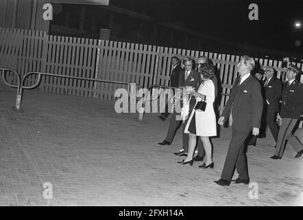 La regina Juliana e il principe Bernhard arrivano all'aeroporto di Schiphol dall'Indonesia, 5 settembre 1971, regine, principi, Aeroporti, Paesi Bassi, foto agenzia stampa del XX secolo, notizie da ricordare, documentario, fotografia storica 1945-1990, storie visive, Storia umana del XX secolo, che cattura momenti nel tempo Foto Stock