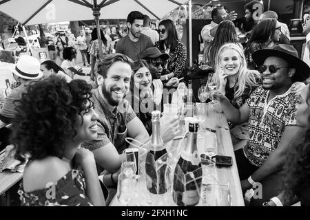 JOHANNESBURG, SUD AFRICA - 05 gennaio 2021: Johannesburg, Sud Africa - 14 2017 ottobre: Amici diversi mangiare, bere e generalmente godere di una giornata Foto Stock