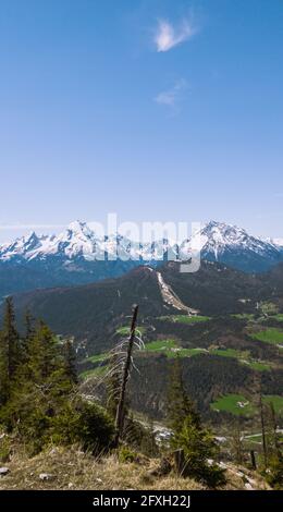 Vista verticale sulle Alpi Bavaresi in estate, Berchtesgaden, Germania Foto Stock