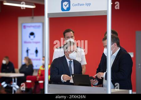 Spiegazione del pass di vaccinazione digitale, da sinistra a destra Thomas TREMMEL, capo del centro di vaccinazione, Armin LASCHET, CDU, primo ministro della Renania settentrionale-Vestfalia Stephan KELLER, Signore sindaco della città di Duesseldorf, Stefan NOLLER, CXEO della società Ubrich, Il primo ministro Armin Laschet, che ha sviluppato un certificato di vaccinazione digitale, visita il centro di vaccinazione di Duesseldorf, il 26 maggio 2021. Foto Stock