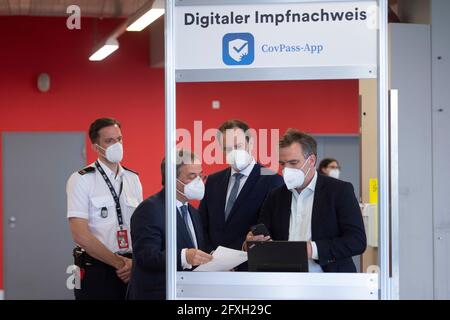 Spiegazione del pass di vaccinazione digitale, da sinistra a destra Thomas TREMMEL, capo del centro di vaccinazione, Armin LASCHET, CDU, primo ministro della Renania settentrionale-Vestfalia Stephan KELLER, Signore sindaco della città di Duesseldorf, Stefan NOLLER, CXEO della società Ubrich, Il primo ministro Armin Laschet, che ha sviluppato un certificato di vaccinazione digitale, visita il centro di vaccinazione di Duesseldorf, il 26 maggio 2021. Foto Stock