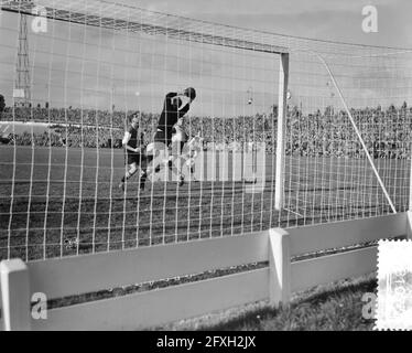 DOS calcio contro Feijenoord 4-0. Game Moment, 28 ottobre 1956, sport, calcio, Paesi Bassi, foto agenzia stampa del xx secolo, notizie da ricordare, documentario, fotografia storica 1945-1990, storie visive, Storia umana del XX secolo, che cattura momenti nel tempo Foto Stock